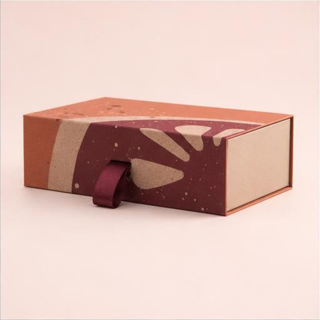 Magnetic Box With Ribbon